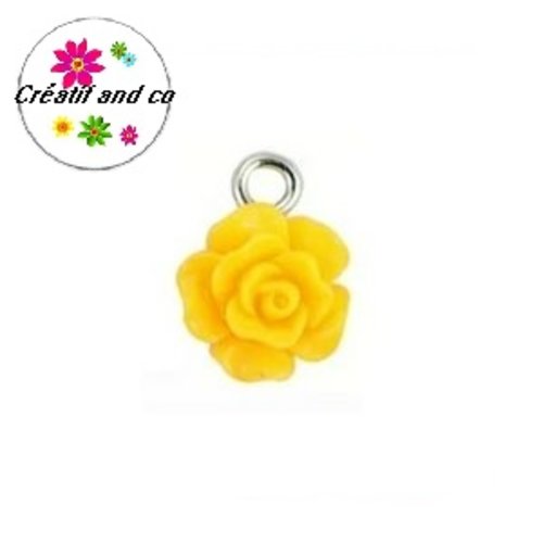 Petit pendentif fleur rose résine jaune foncé 17mm