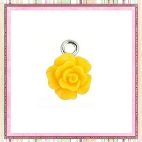 Petit pendentif fleur rose résine jaune foncé 17mm