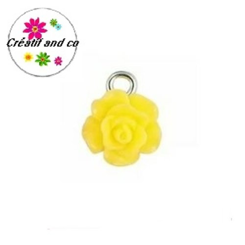 Petit pendentif fleur rose résine jaune 17mm