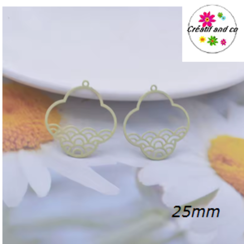 Breloque estampe panier de fleur jaune pâle 22mm