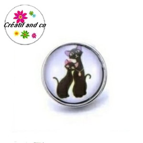 Bouton pression chat noir fond blanc