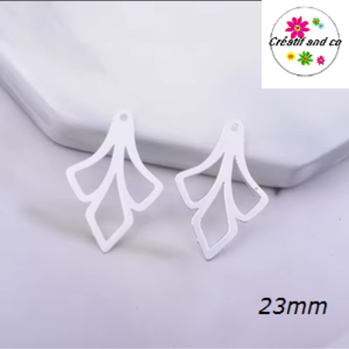 Breloque estampe fleur blanche 23mm