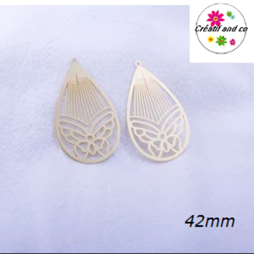 Breloque estampe papillon dans goutte dorée 42mm