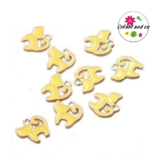 Breloque petit chat jaune émail 13mm