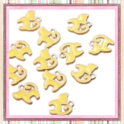 Breloque petit chat jaune émail 13mm