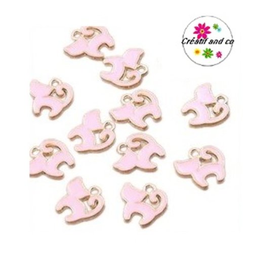Breloque petit chat rose pâle émail 13mm