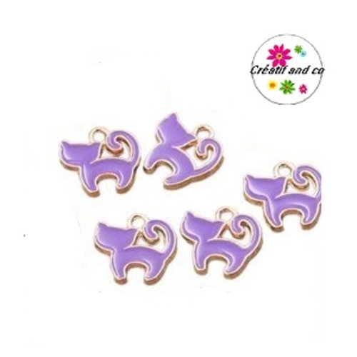 Breloque petit chat mauve émail 13mm