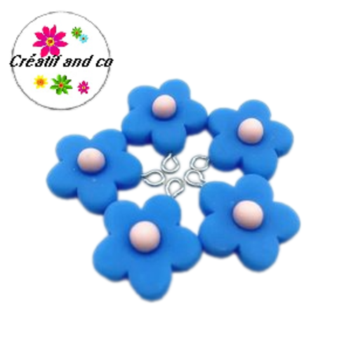 Pendentif fleur bleue coeur rose résine 20mm