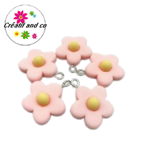 Pendentif fleur rosé saumon coeur jaune résine 20mm