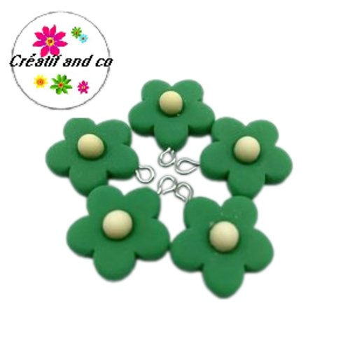 Pendentif fleur verte coeur jaune résine 20mm