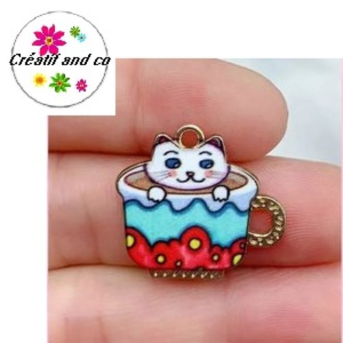 Breloque chat dans tasse émail 23mm