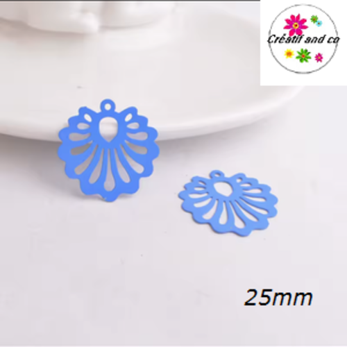 Breloque estampe fleur creuse bleue 25mm