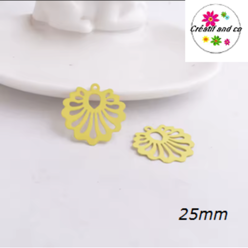 Breloque estampe fleur creuse jaune 25mm
