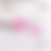 Breloque estampe fleur creuse rose bonbon 25mm