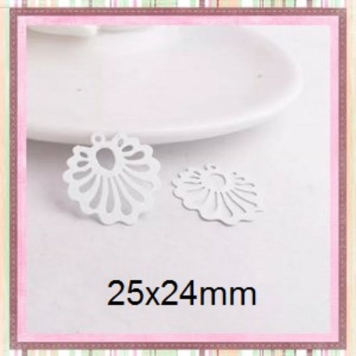 Breloque estampe fleur creuse blanche  25mm
