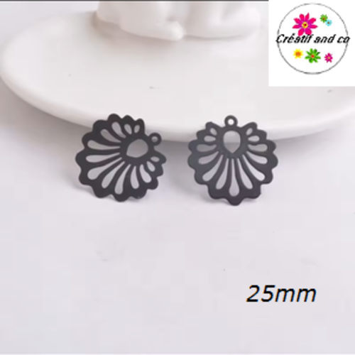 Breloque estampe fleur creuse noire 25mm