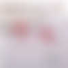 Breloque estampe motif fleur dans goutte rouge 40mm