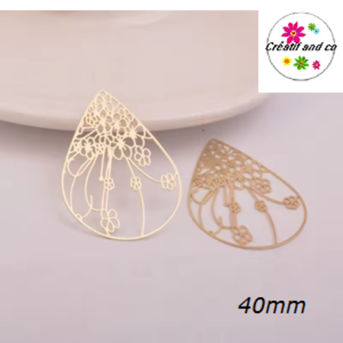 Breloque estampe motif fleur dans goutte dorée 40mm