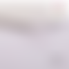 Breloque estampe motif fleur dans goutte blanche 40mm