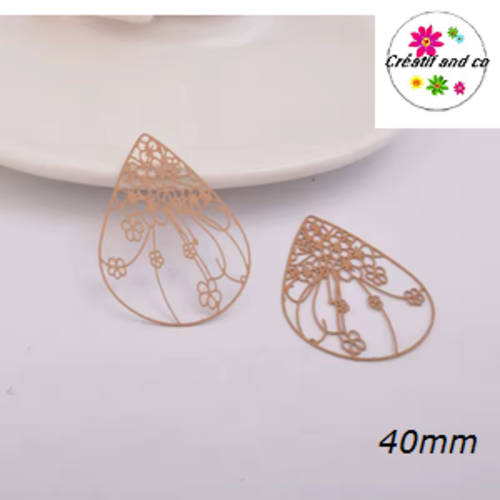 Breloque estampe motif fleur dans goutte marron 40mm