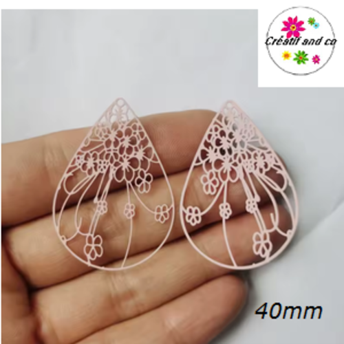 Breloque estampe motif fleur dans goutte rose 40mm