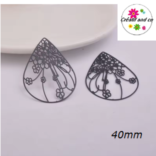 Breloque estampe motif fleur dans goutte noire 40mm