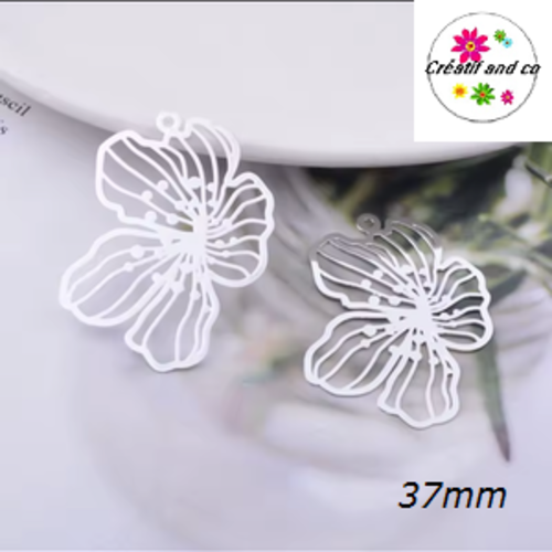 Breloque estampe fleur blanche 37mm
