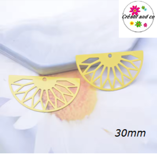 Breloque estampe demi cercle motif fleur jaune 30mm