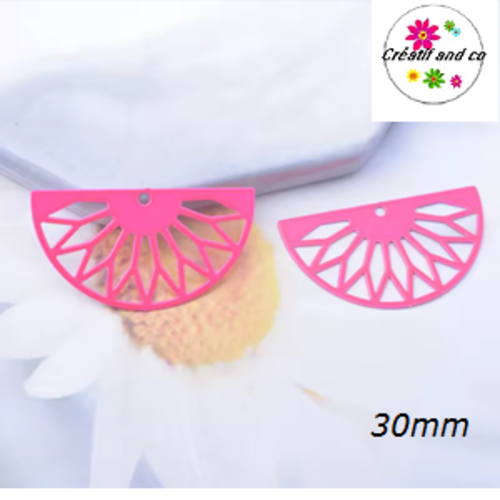 Breloque estampe demi cercle motif fleur rose flashy 30mm