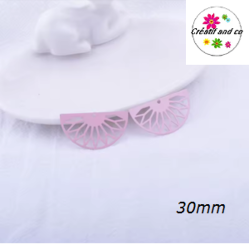 Breloque estampe demi cercle motif fleur rose 30mm