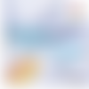 Breloque estampe demi cercle motif fleur bleue claire 30mm