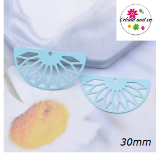 Breloque estampe demi cercle motif fleur bleue claire 30mm