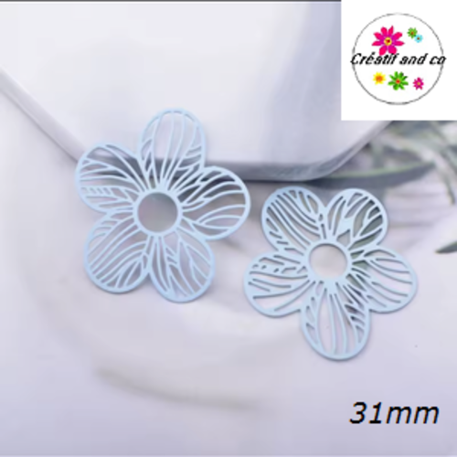 Breloque estampe fleur bleue claire 31mm