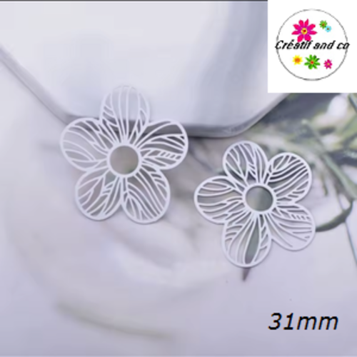 Breloque estampe fleur blanche 31mm