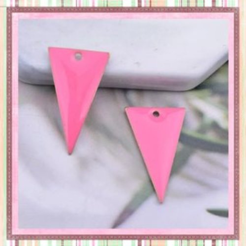 X2 pendentifs triangle rose bonbon émail 22mm