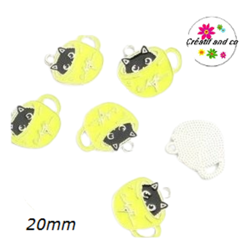 Breloque chat noir dans tasse jaune émail