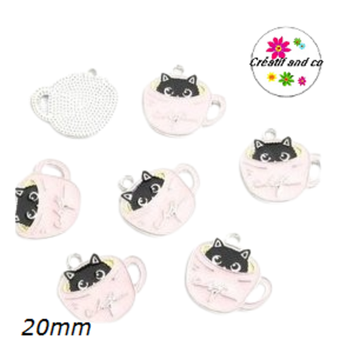 Breloque chat noir dans tasse rose émail