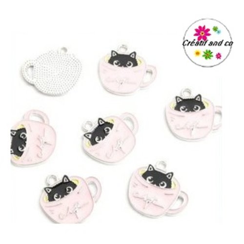 Breloque chat noir dans tasse rose émail