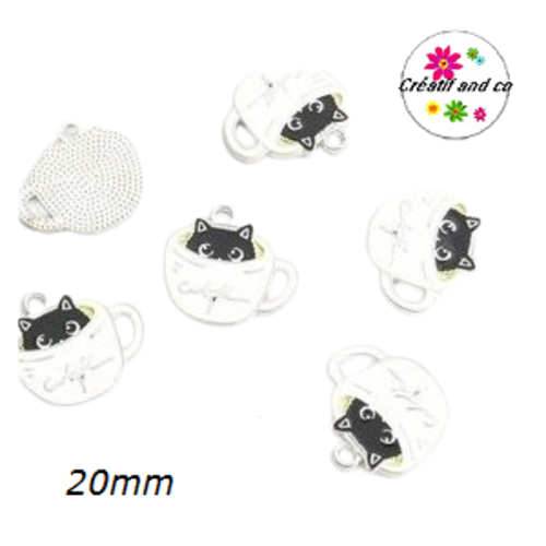 Breloque chat noir dans tasse blanche émail