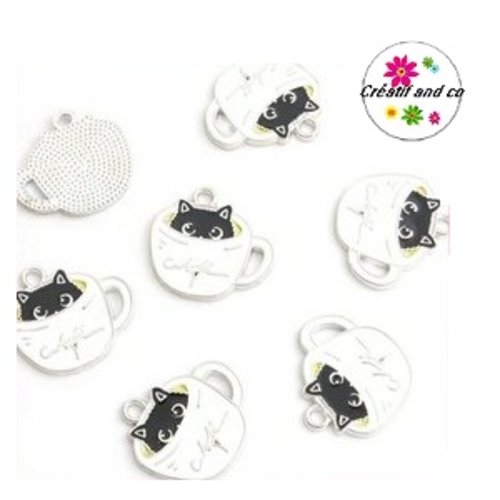 Breloque chat noir dans tasse blanche émail