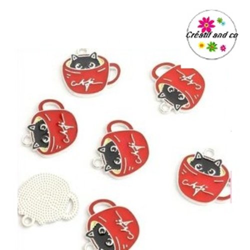 Breloque chat noir dans tasse rouge émail