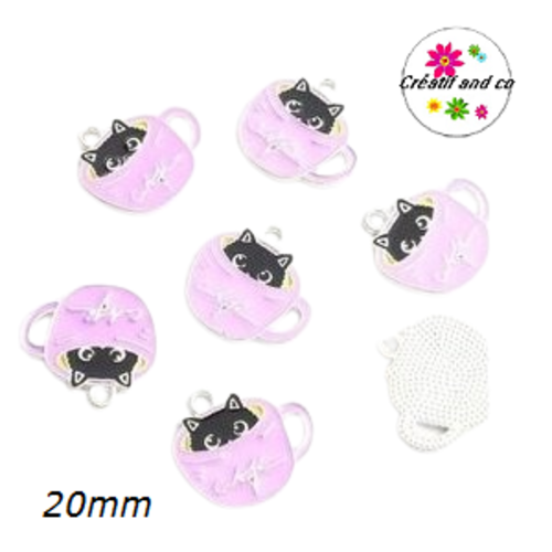 Breloque chat noir dans tasse parme émail