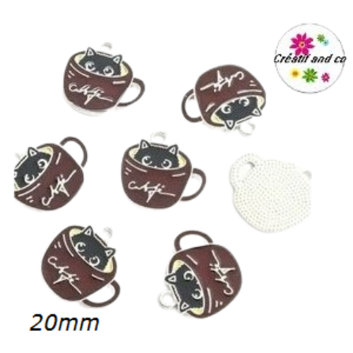 Breloque chat noir dans tasse marron émail