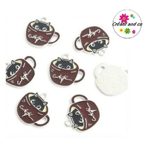Breloque chat noir dans tasse marron émail