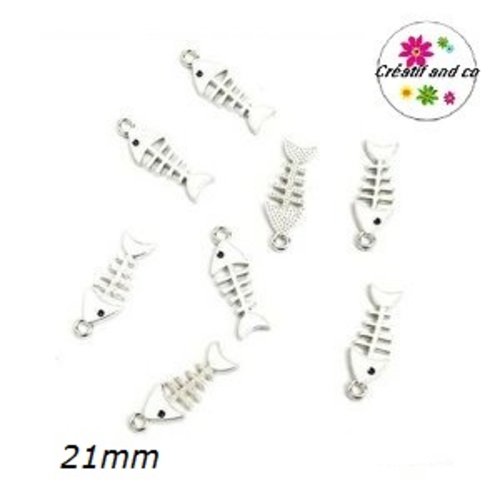 Breloque arête de poisson argentée/blanche émail