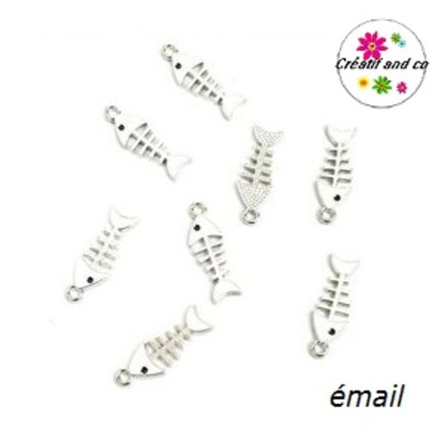 Breloque arête de poisson argentée/blanche émail