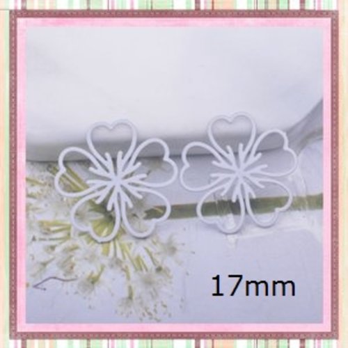 Breloque estampe fleur blanche 17mm