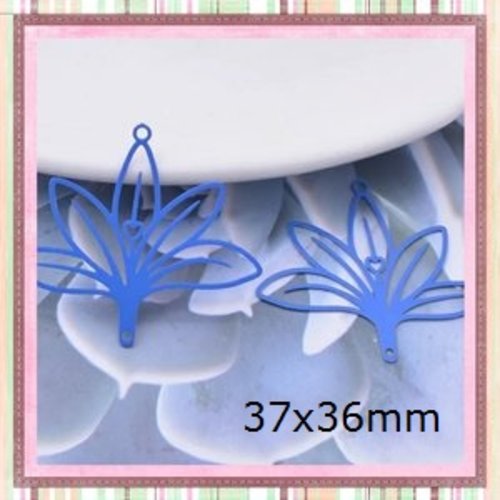 Breloque estampe connecteur fleur bleue 37mm