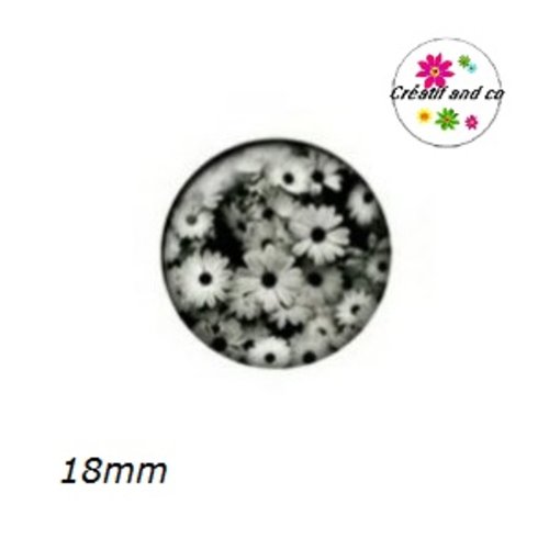 Cabochon fleur blanche fond noir 18mm