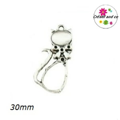 Breloque chat métal et cabochon blanc 30mm